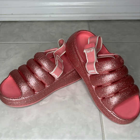 UGG K SPORT YEAH GLITTER 
PINK
USA 13
Closure type
Hook & Loop
Water resistance - Picture 3 of 8